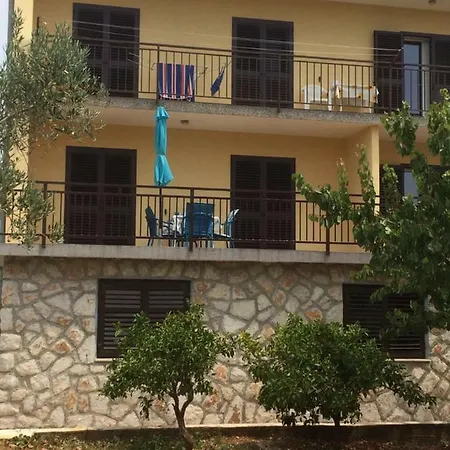 Tinna Daire Cres